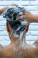 Appliquer le shampooing sur cheveux mouillés, faire mousser et masser puis rincer soigneusement.